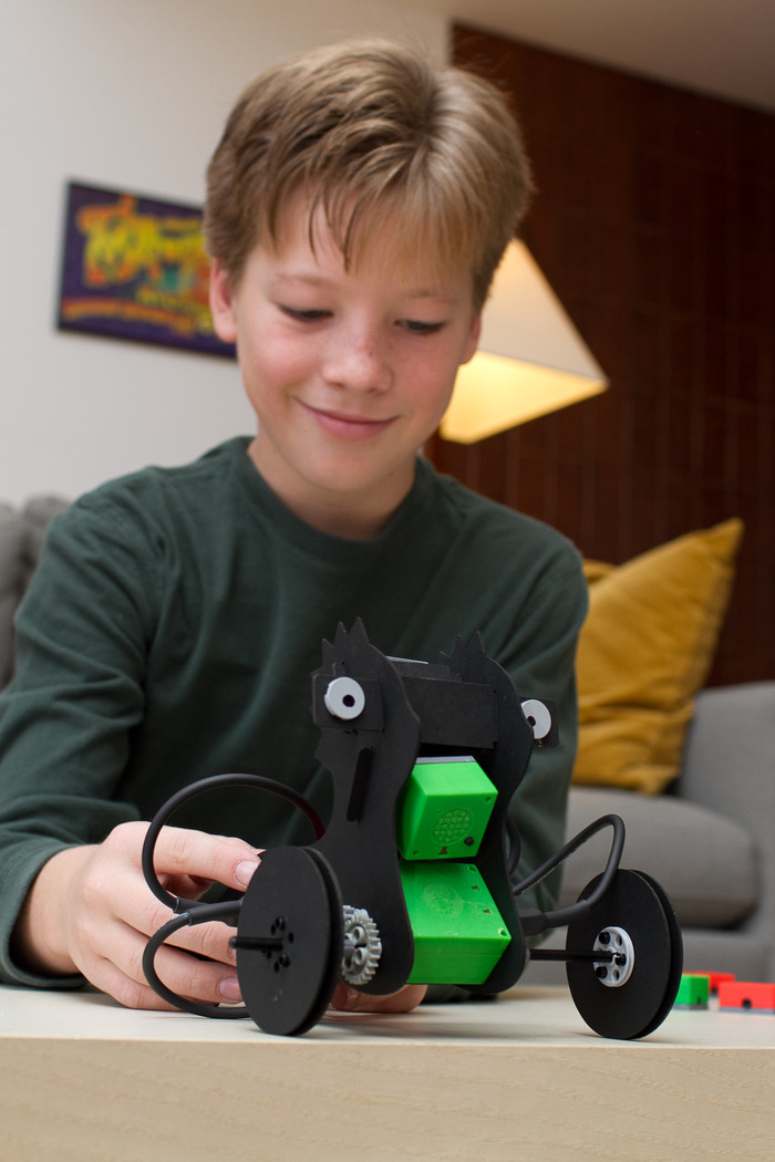 The monster construction set can also be used to build tanks that go faster when the lights are brighter, or turn to the right when it gets dark.