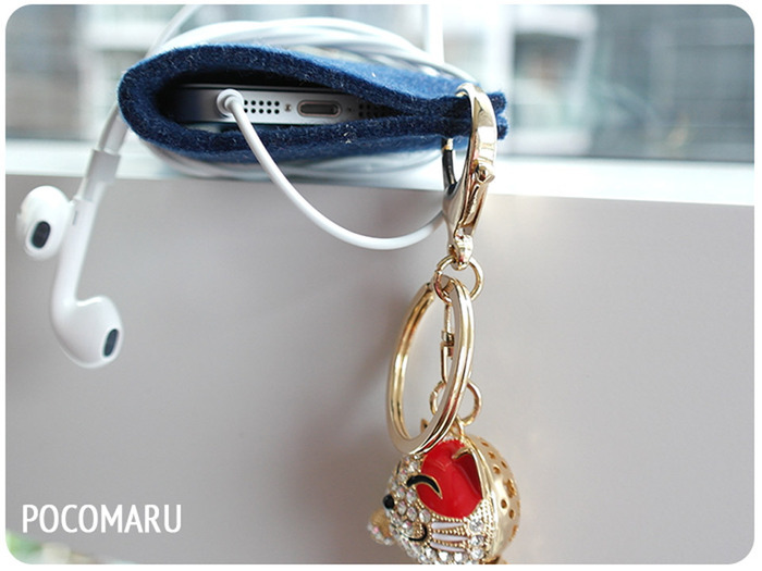 Compact in size, big in style. Kitty says "Hello! I love to hang around with the PocoWool clutch"