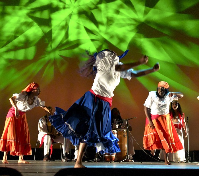 Areito Borincano give us the dances and rhymns of Puerto Rico. (Photo by: Sue Brenner)