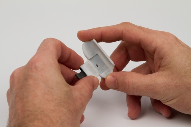 Semi-rigid finger clip