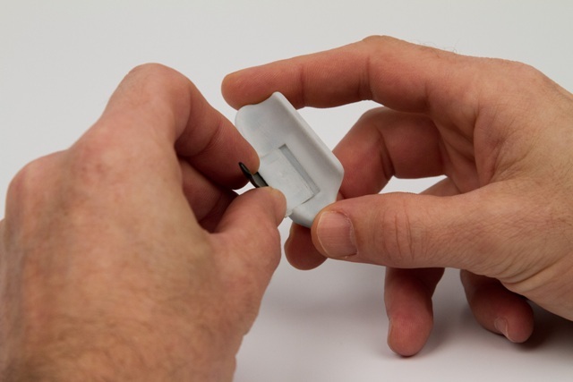 Semi-rigid finger clip
