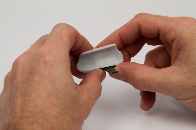 Semi-rigid finger clip snapping in place