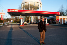 George Tice at Petit's Mobil location, 2011