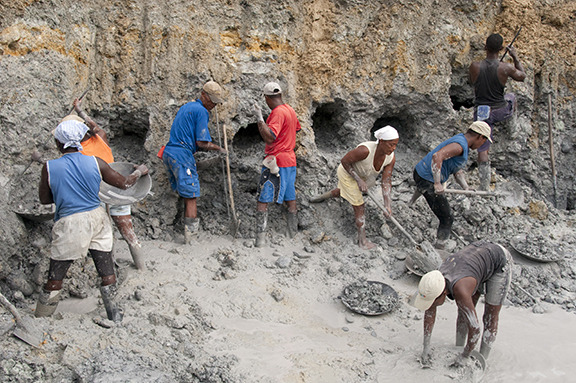Artisanal mining in areas abandoned by machines