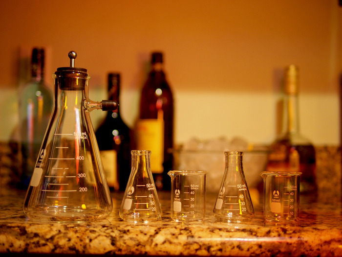 Cocktail Shaker in shot configuration with two mini beakers and two mini flasks