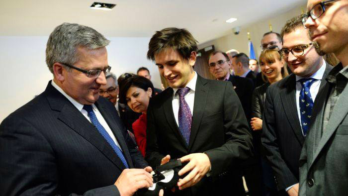 Kamil Adamczyk is handing over the smart sleep mask to the President