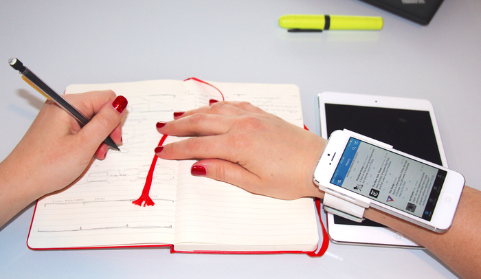 Smartlet lets you glance at notifications, like a smartwatch
