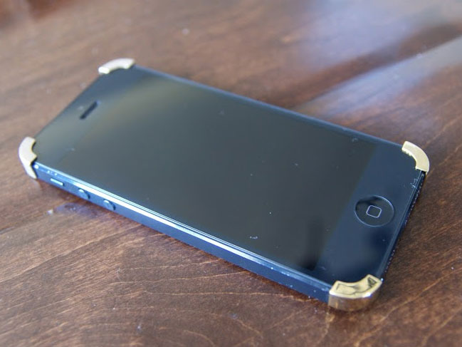 iPhone 5 showing first prototypes (without chamfer and cutaways) - still looks sharp