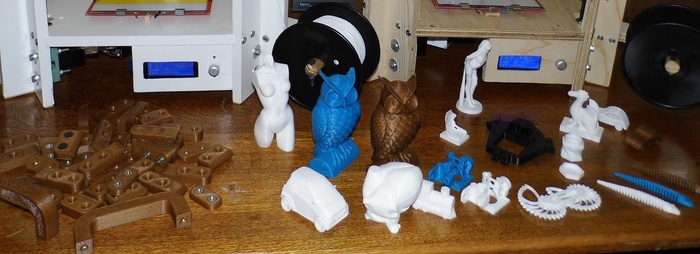 We have printed over 300 different objects in PLA and ABS on our prototypes, with steady improvements to the print quality. Shown is a selection of these prints, with on the left some hinges and door handles for a Delta CNC machine.