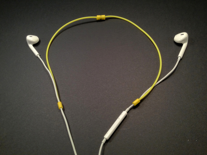Zipi: magnetic earbud strap