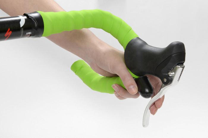 Trigger Bell on standard drop handle bar. Trigger Bell can of course also fit on the cross bar. Here Trigger Bell is fixed offset to the brake so the brake lever moves freely