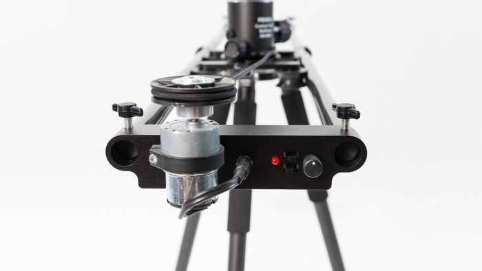 All electronics are integrated into one of the end pieces
