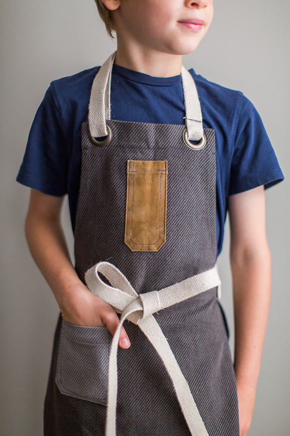 Kid's apron in Cinnamon