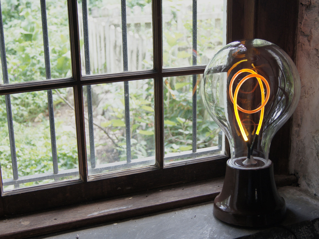 Alva - The Lightbulb Lamp's video poster