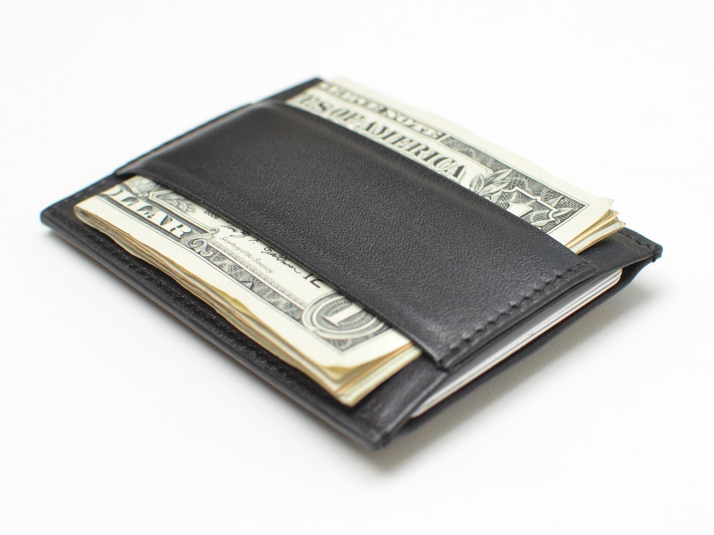 Minimalist™ by CAPSULE™: The Definitive Essentials Wallet's video poster